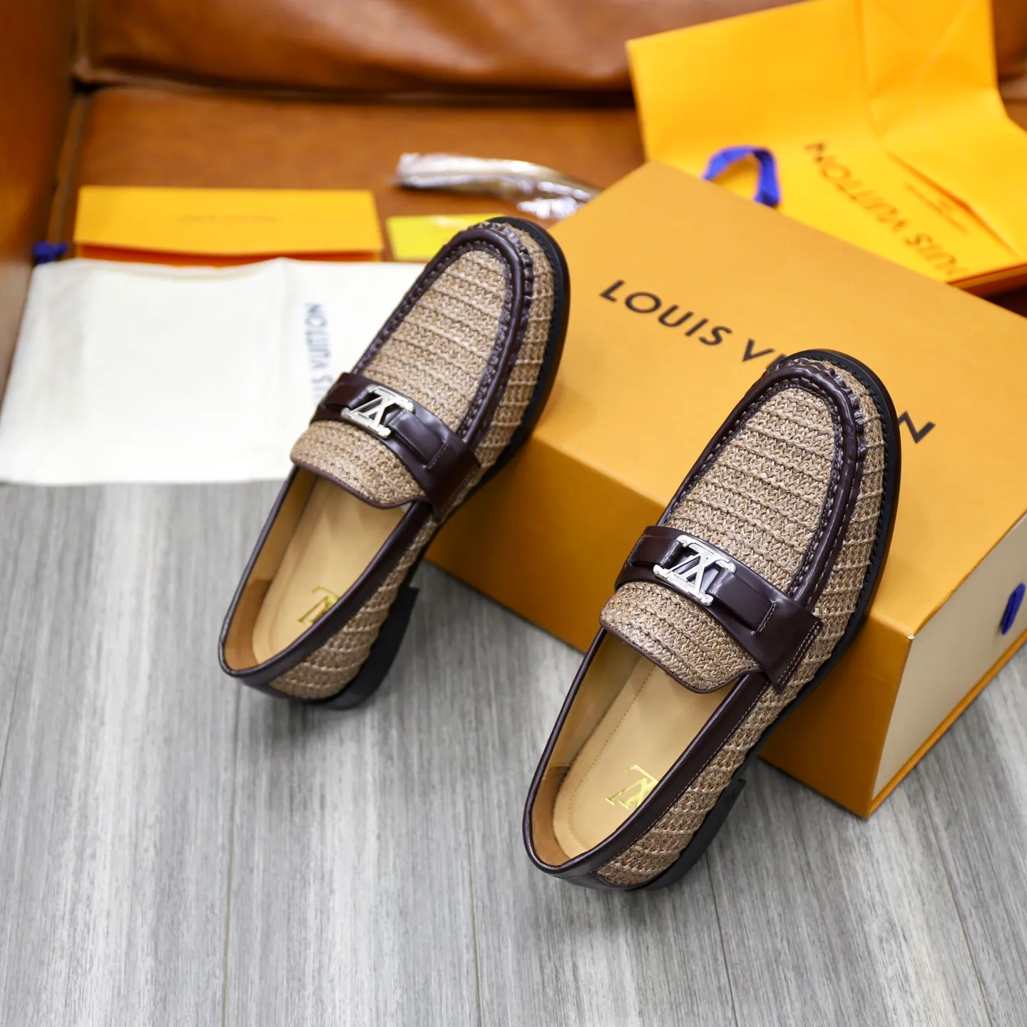 Men's Men's Shoes💰💰920LV Louis Vuitton Slip-on Loafers, top quality products from Guangzhou, ready for sale! This LV Glove loafer is made of selected soft cowhide, with a slightly wrinkled leather surface and a very high-end texture. Each pair is unique. The leather surface is light and soft, with a fine texture and good luster. It is a classic loafer style, with exquisite handmade mark stitching on the toe, and a square toe configuration to highlight the classic style. The horizontal band has hot-printed LV three-dimensional letters, semi-solid handcrafts and a genuine leather outsole, and a rubber patch on the heel to create wear-resistant performance and comfort. One of the must-have loafers for men! Comes with full original packaging! Code number: 38-39-40-41-42-43-44 (38, 45, 46 customized) standard leather shoe code